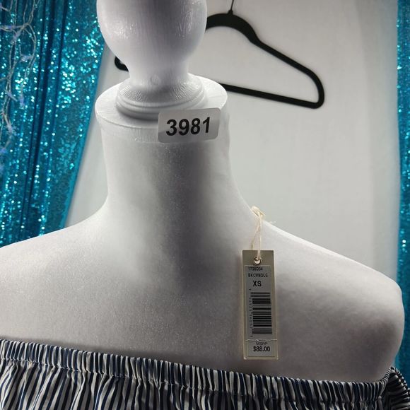 NWT Max Studio Off The Shoulder Pufg Sleeves Blouse SZ XS $88 MSRP Navy Stripes - Picture 2 of 9